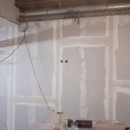 Wand neben Theke verkleidet