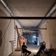 Träger für Seilzuganlage und Zielbeleuchtung montiert