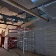 Träger für Seilzuganlage und Zielbeleuchtung montiert