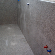 Fliesen Herren WC Urinale und Waschbecken