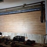 Holzwand fertig, Verkleidung des Rohrs folgt